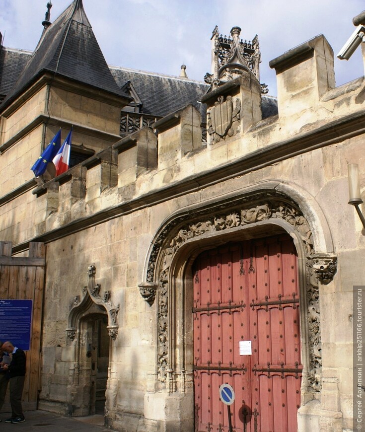 Музей средневековья и римские термы в особняке Клюни в Париже
