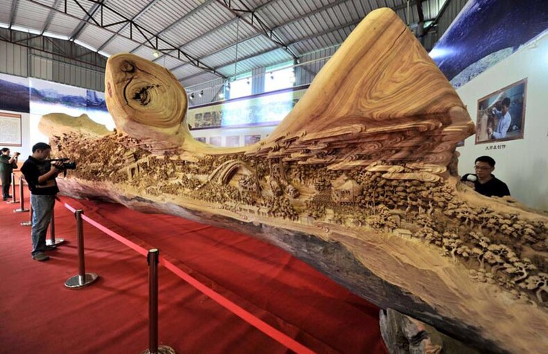 Резчик по дереву потратил 4 года жизни на самую длинную скульптуру в мире и попал в книгу рекордов Гиннесса