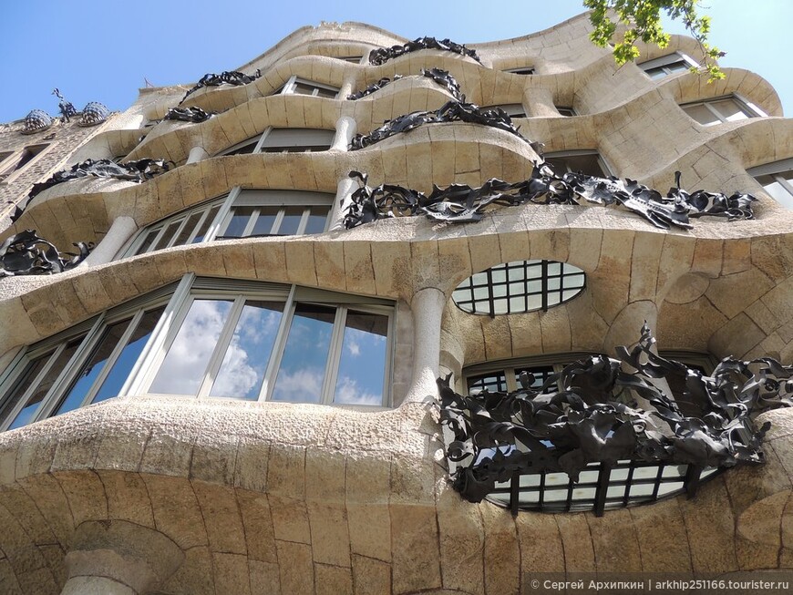 Дом Мила — яркое творение Гауди в Барселоне