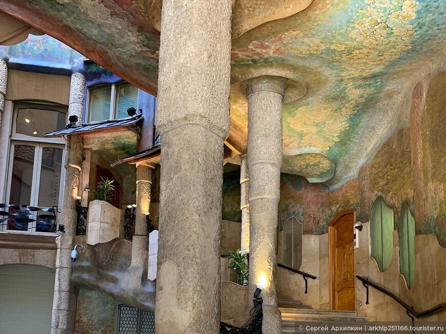 Дом Мила — яркое творение Гауди в Барселоне