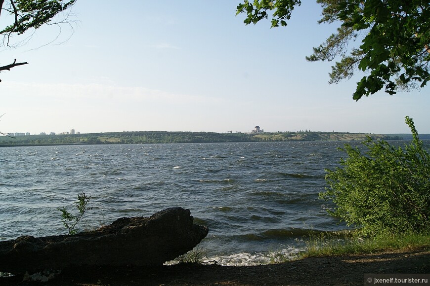 Вид с левого берега  водохранилища на район Шиловского плацдарма. Тогда здесь были луга