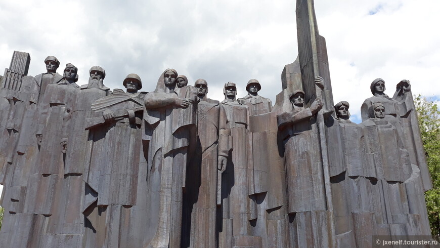 12 фигур памятника олицетворяют тех, чьими жизнями и силами обеспечивалась победа: воины различных родов войск, труженики тыла