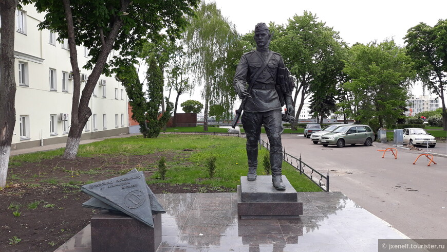 Памятник военному почтальону