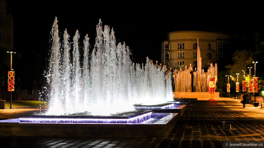 Обновленный фонтан на площади Победы. В связи с эпидемией пока не работает. Фото пробного пуска (из интернета)