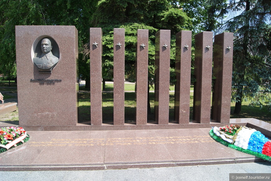 Памятник на могиле  генерала Лизюкова  и семи неизвестных солдат