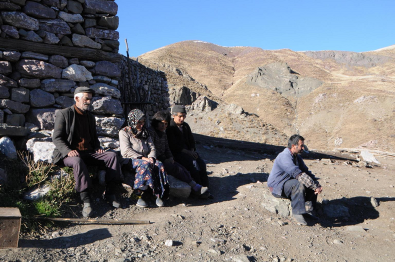 Альпинисты на высоте 2 500 метров нашли семью, которая практически не общается с людьми, плохо знает язык и не слышала о других странах