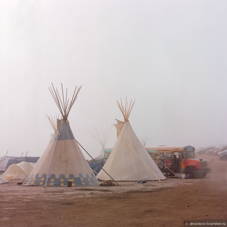 Вигвамы рядом с палаточным лагерем на ежегодной выставке, Южная Дакота