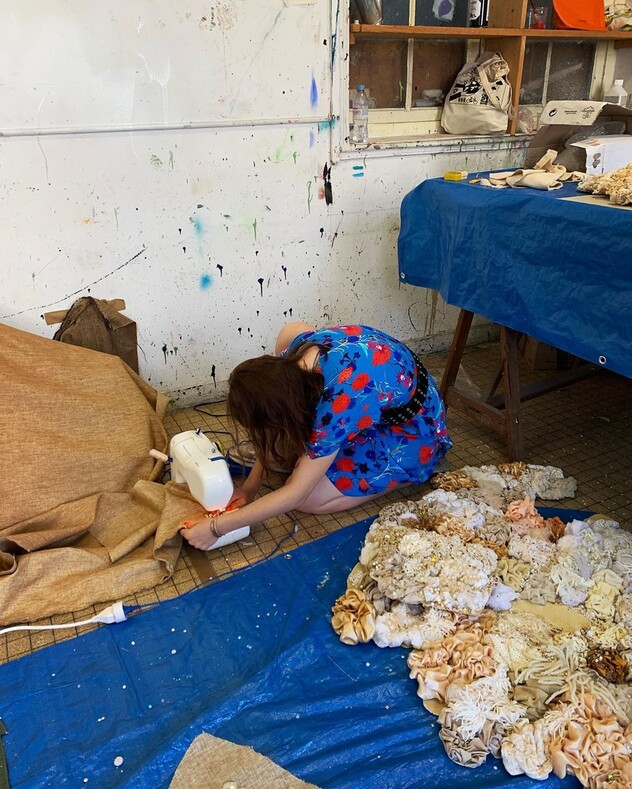 Молодая француженка решила защищать океаны с помощью пайеток и бисера: фото текстильных кораллов, которые можно спутать с настоящими