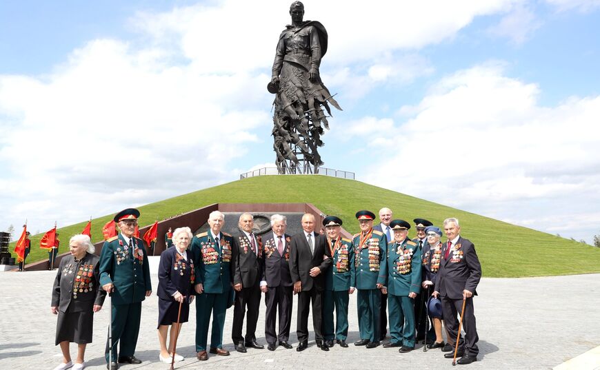 Президент России Владимир Путин с ветеранами Великой Отечественной войны