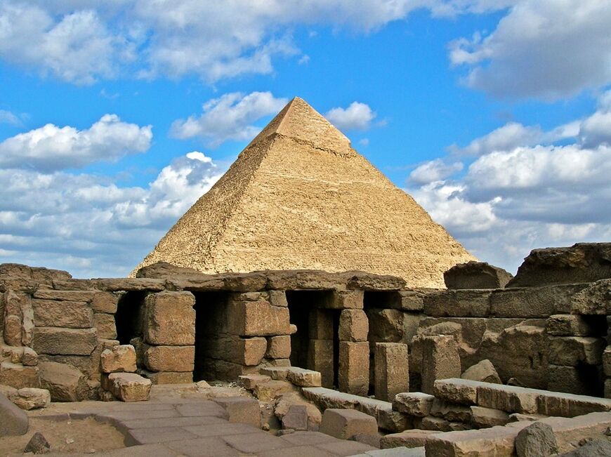 Пирамида Хефрена и руины храма