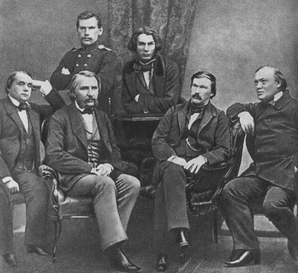 Первый во втором ряду -Лев Толстой (Из Интернета)