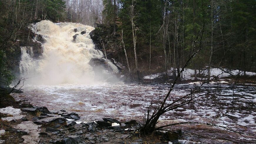 Бушующий весенний поток водопада «Белые мосты»