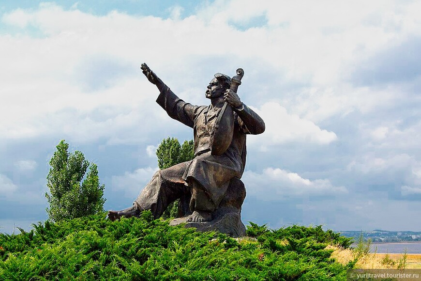 Памятник Кобзарю на берегу Днепра
