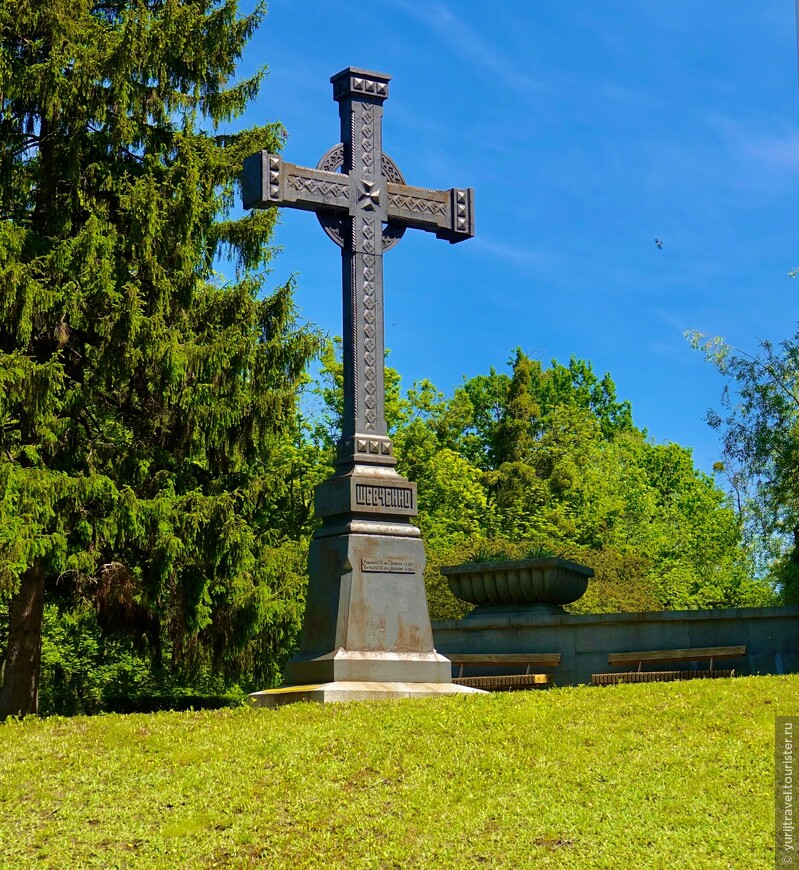 Памятный чугунный крест на могиле Шевченко