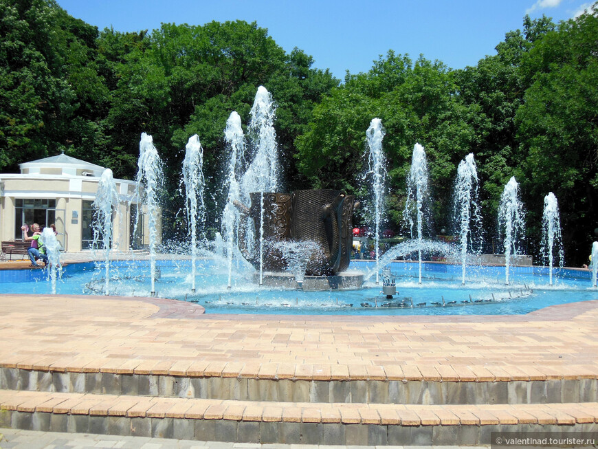 Обновленный фонтан в виде гигантских кружек-бюветниц возле Смирновского источника.