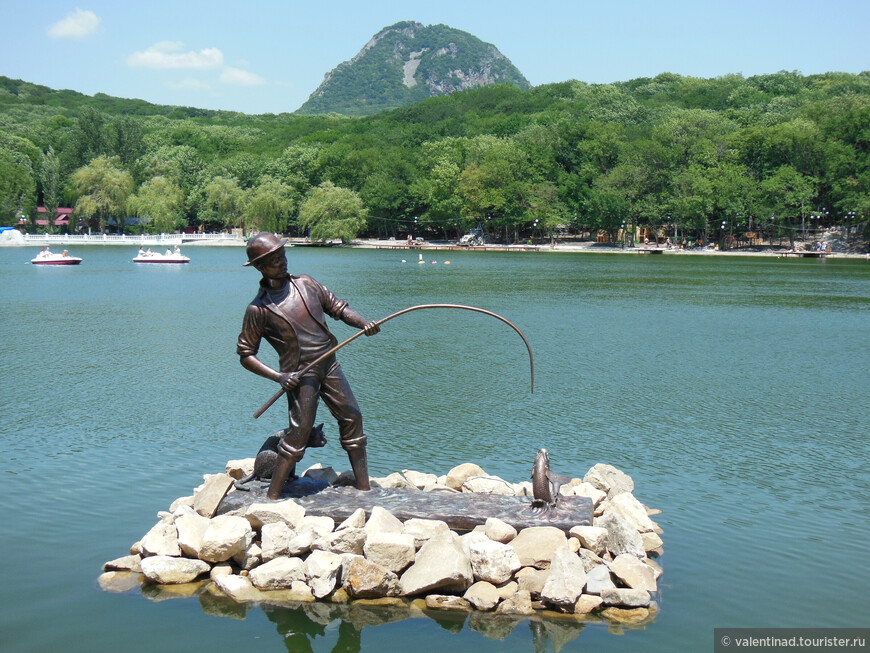 В озере установили скульптуру Рыбак и кот рыболов.