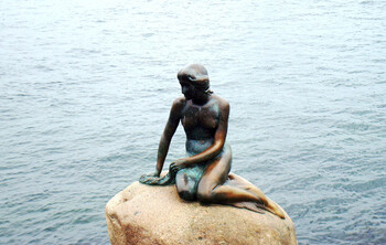 Вандалы испортили скульптуру Русалочки в Копенгагене