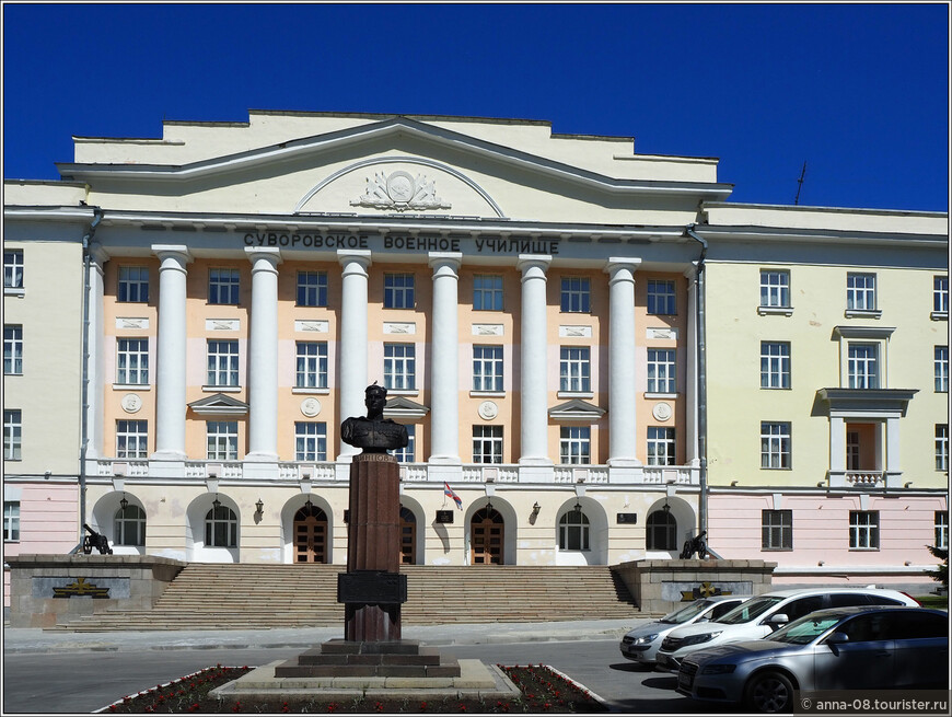 Здание Суворовского военного училища, 1934-1940 гг. Архитектор П.А. Володин
