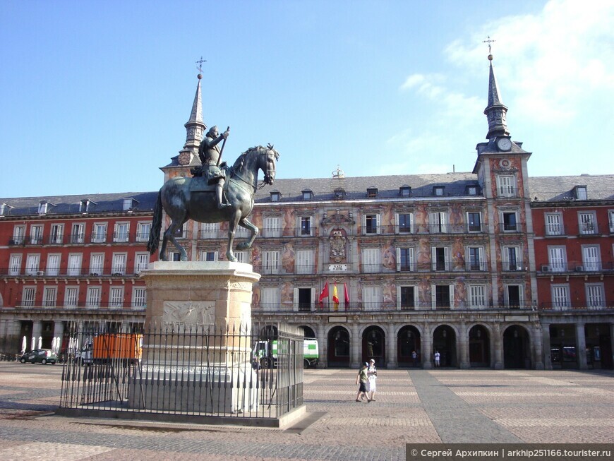 Площадь Пласа Майор - главная историческая площадь Мадрида