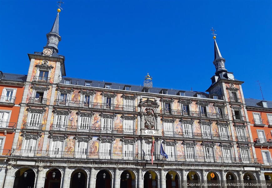 Площадь Пласа Майор - главная историческая площадь Мадрида
