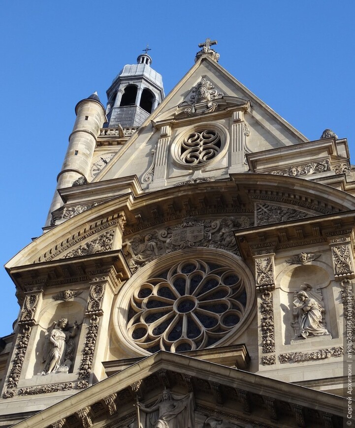 Церковь Сент-Этьен-дю-Мон в латинском квартале Париже