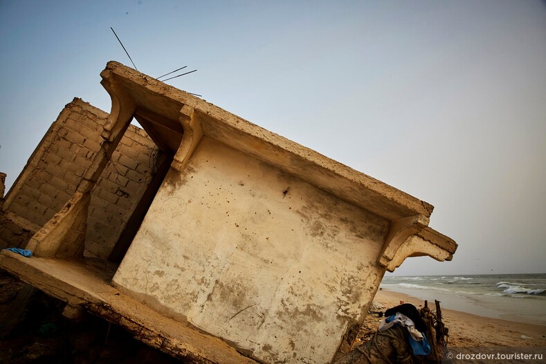 Вода отбирает у нас дом. Деревня в Сенегале проигрывает неравную схватку с Атлантическим океаном (фото)