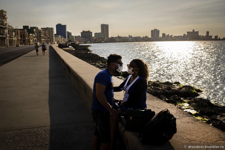 Улыбаться даже через маску. Как Куба пережила пик коронавирусной эпидемии (фото)