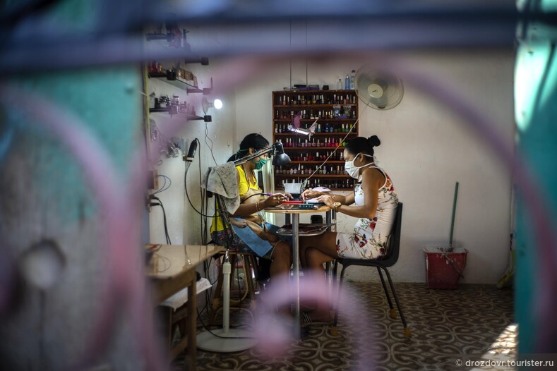 Улыбаться даже через маску. Как Куба пережила пик коронавирусной эпидемии (фото)