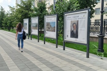 В Екатеринбурге художественную выставку устроили прямо на улице 