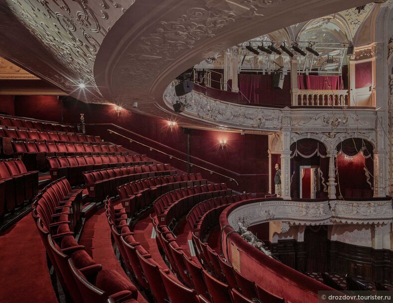Пустые театры Лондона готовятся к окончанию пандемии (фото)