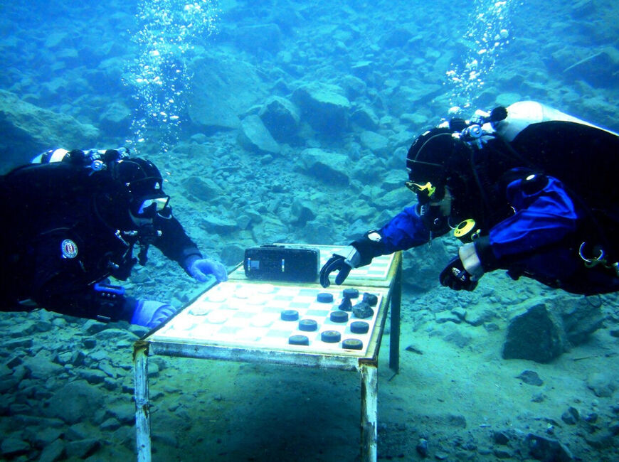 Подводная игра в шашки