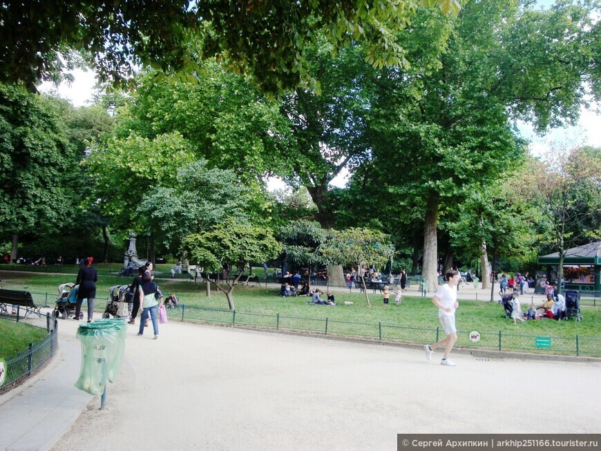 Парк Монсо - английский парк в центре  Парижа.