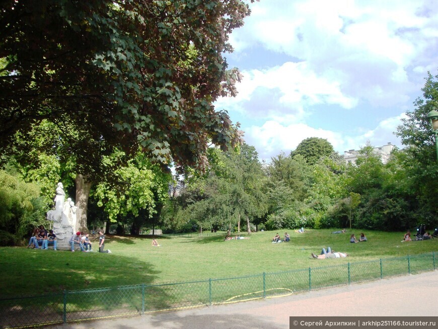 Парк Монсо - английский парк в центре  Парижа.