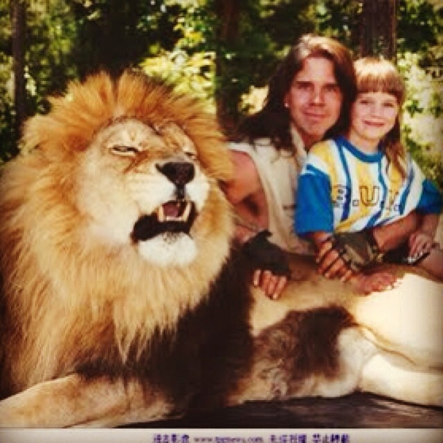 Коди со своим отцом и львом по кличке Артур