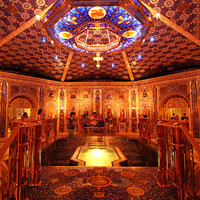 В центре Крестильни установлена купель с подсветкой, украшенная мозаикой 