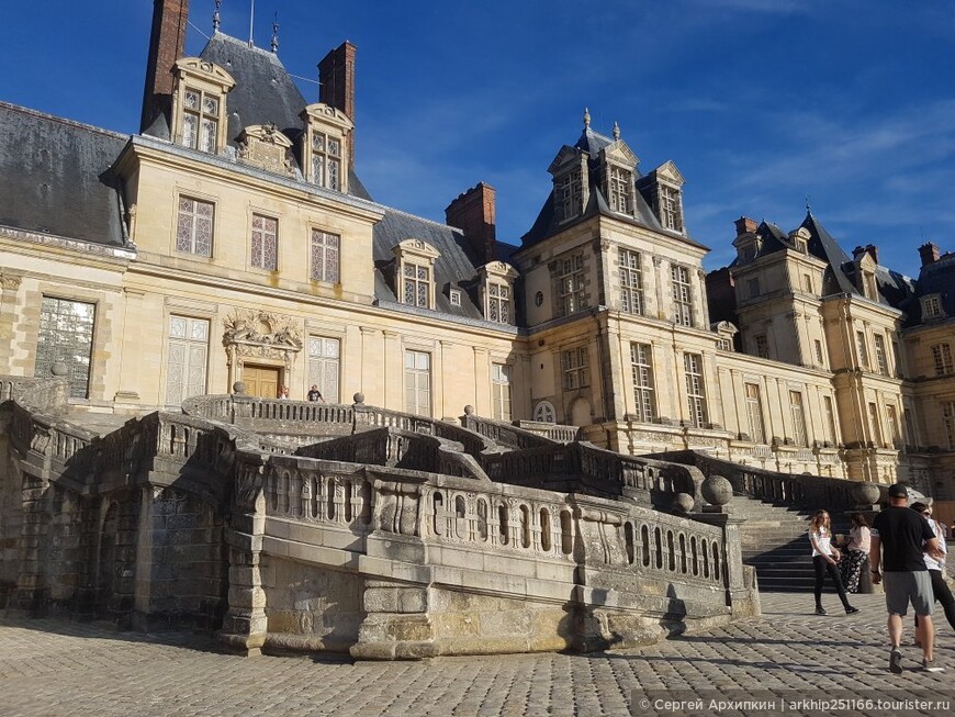 Дворец Фонтебло — резиденция Наполеона и французских королей.