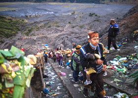 Жертвоприношения, молитвы и вулкан. Индонезийский праздник Ядня Касада (фото)