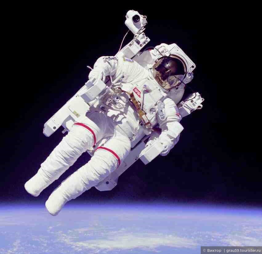 Американский астронавт Брюс МакКандлесс использует «Пилотируемый маневрирующий модуль» во время выхода в открытый космос (Из Интернета)