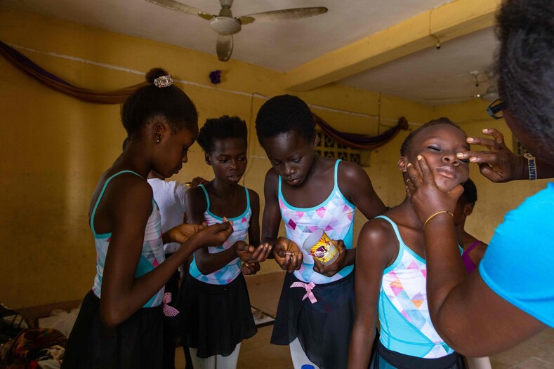 От станка до мировой славы. Школа танцев из Нигерии устроила уличное представление, восхитив соцсети (фото)