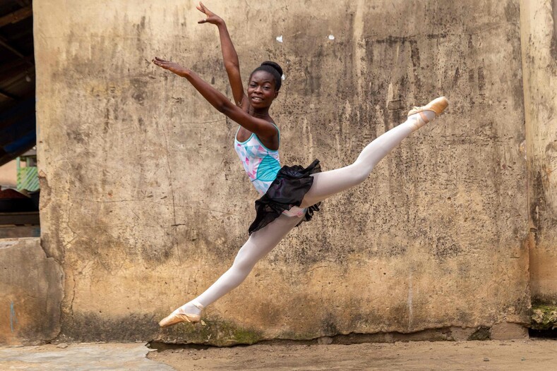 От станка до мировой славы. Школа танцев из Нигерии устроила уличное представление, восхитив соцсети (фото)
