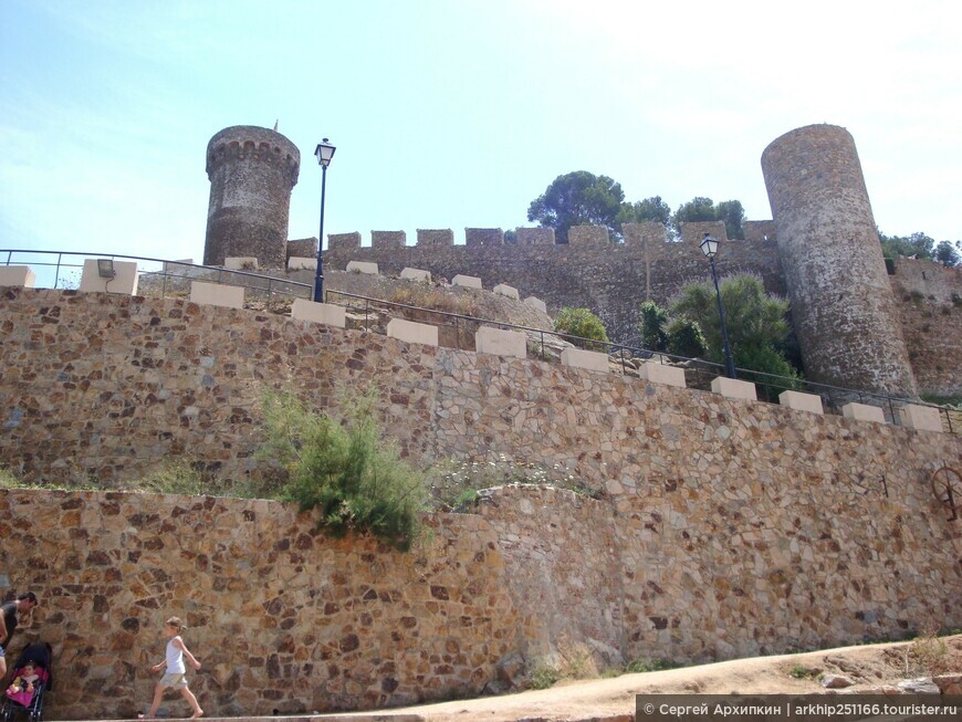 Старый город и крепость Тоссы-де-Мар на побережье Коста-Брава в Испании