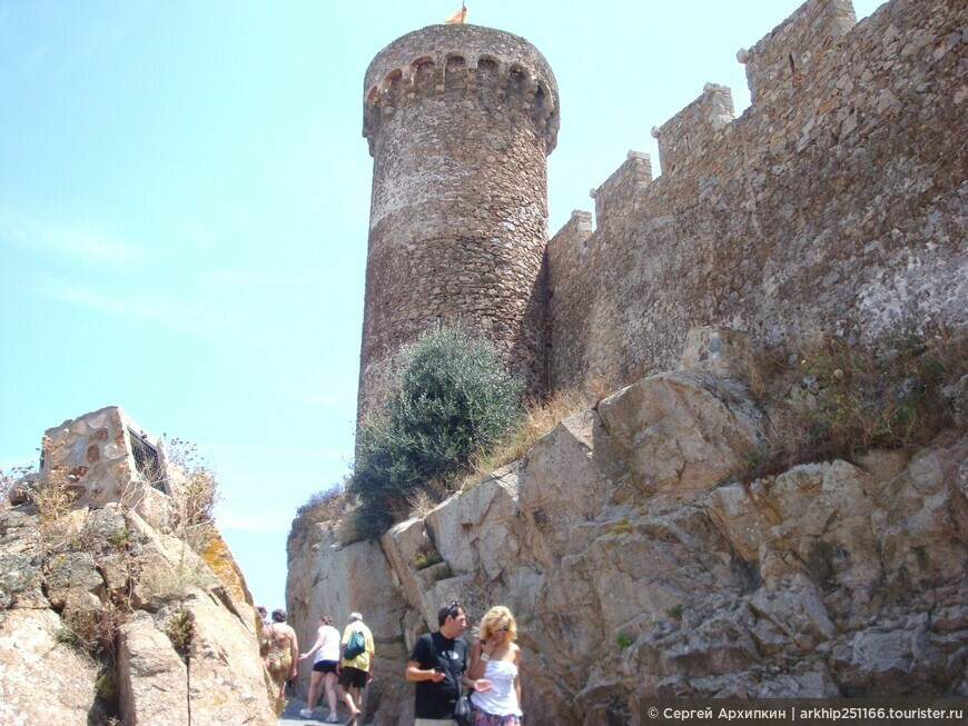 Старый город и крепость Тоссы-де-Мар на побережье Коста-Брава в Испании