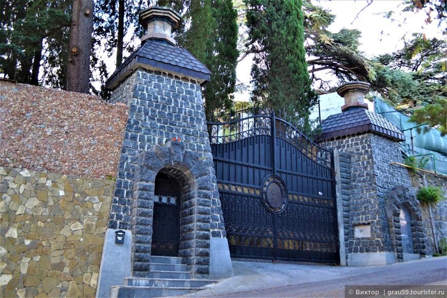 Сто ступеней к храму или Самый большой армянский храм Крыма