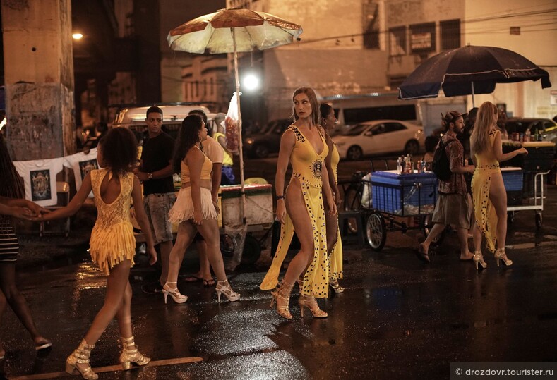 Почти как в армии. Бразильская школа самбы показывает многочасовые репетиции карнавала в Рио (фото)
