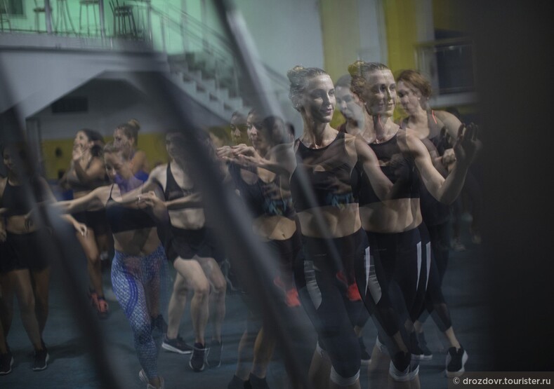 Почти как в армии. Бразильская школа самбы показывает многочасовые репетиции карнавала в Рио (фото)