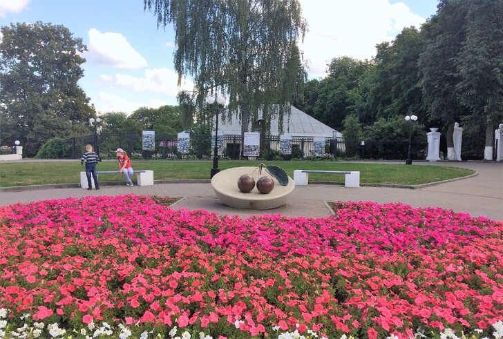 Памятник владимирской вишне