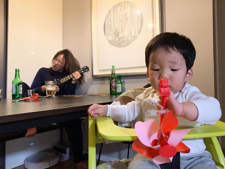 Тайная жизнь мамочки в декрете: южнокорейская актриса делает уморительные фото с сыном, который не подозревает, что за спиной творит его мать