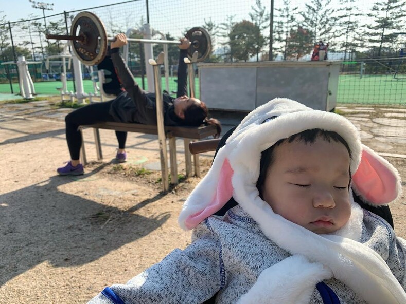 Тайная жизнь мамочки в декрете: южнокорейская актриса делает уморительные фото с сыном, который не подозревает, что за спиной творит его мать
