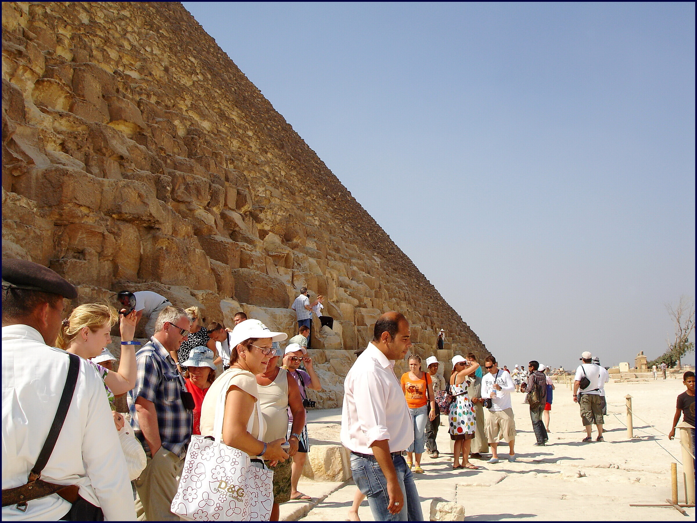 Почему в египте было. Туристы Каир пирамиды. Египет пирамиды туристы. Гиза Египет туристы. Каир пирамиды экскурсия.