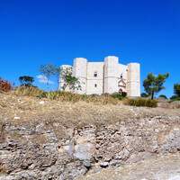 Вскоре показался и сам замок Кастель-дель -Монте.